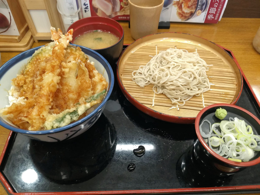 Soba nudle, miso polévka a miska rýže s tempurou (krevety + zelenina)